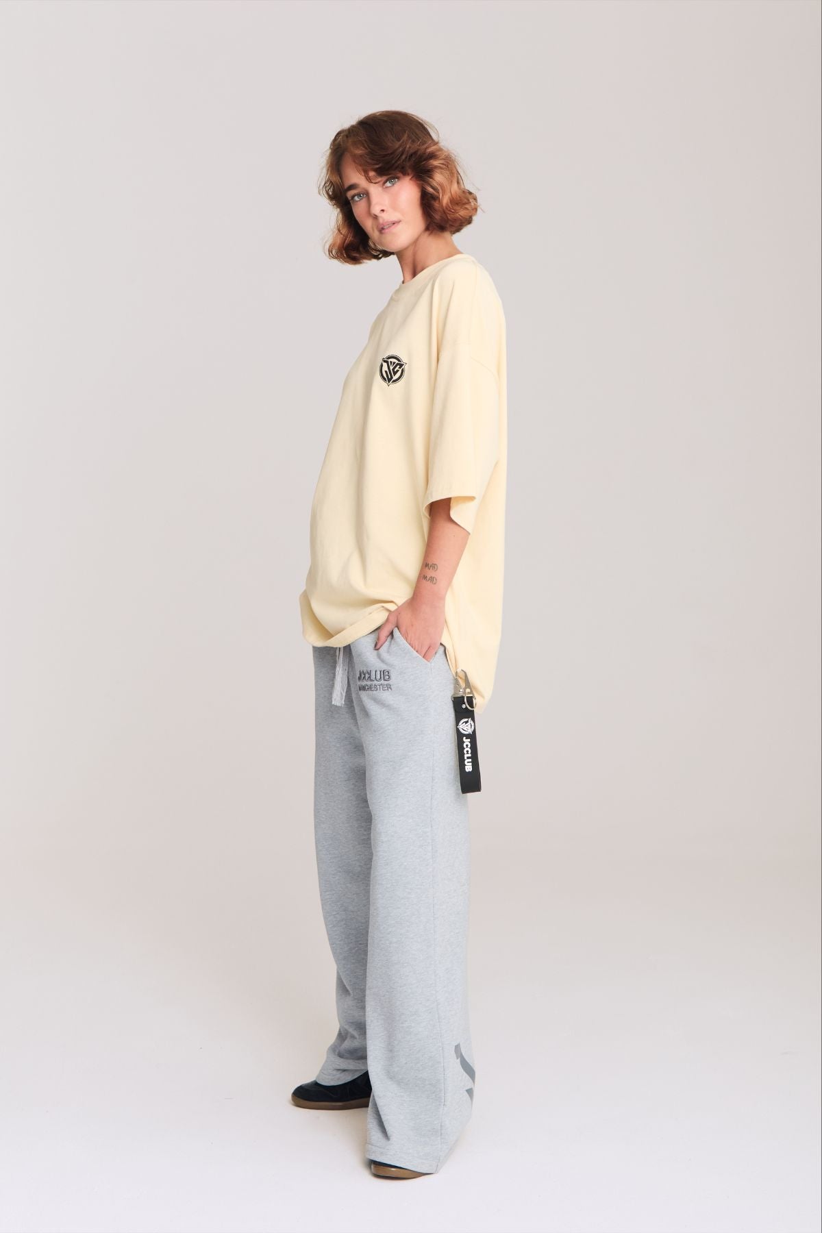 Woman wearing the grey sweatpants